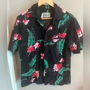 Hilo Hattie Hawaiian shirt boxy fit hidden pocket black with tropical flowers L